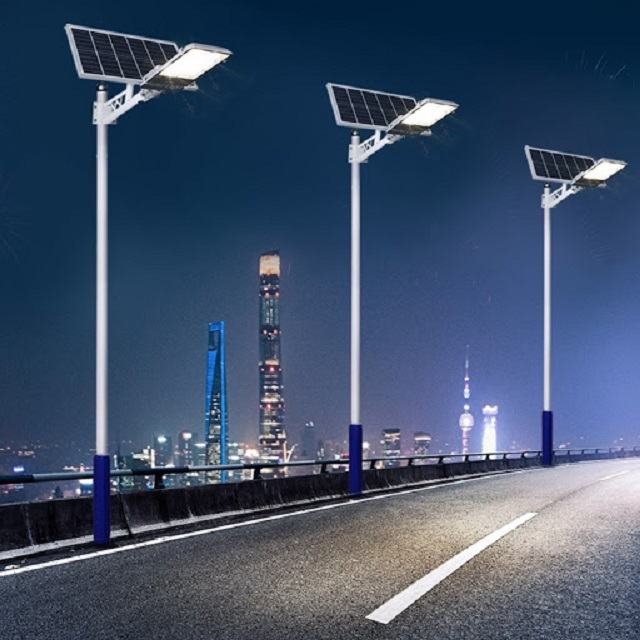 Đèn đường năng lượng mặt trời thường được lắp đặt tại các khu vực công cộng nhằm giảm bớt áp lực điện năng