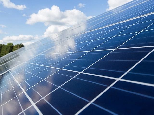 Tấm pin năng lượng mặt trời là giải pháp thay thế cho điện lưới truyền thống