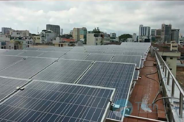 Pin năng lượng mặt trời lắp trên mái nhà