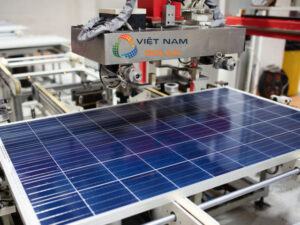 Robot sản xuất tấm pin năng lượng mặt trời