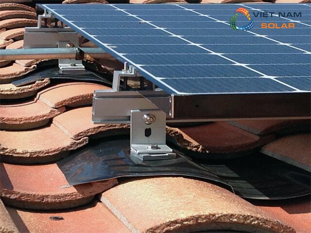 Lắp tấm pin năng lượng mặt trời trên mái ngói như nào
