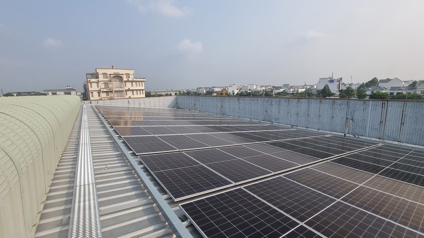 Chi phí đầu tư vào hệ thống mái ngói năng lượng mặt trời bao nhiêu?