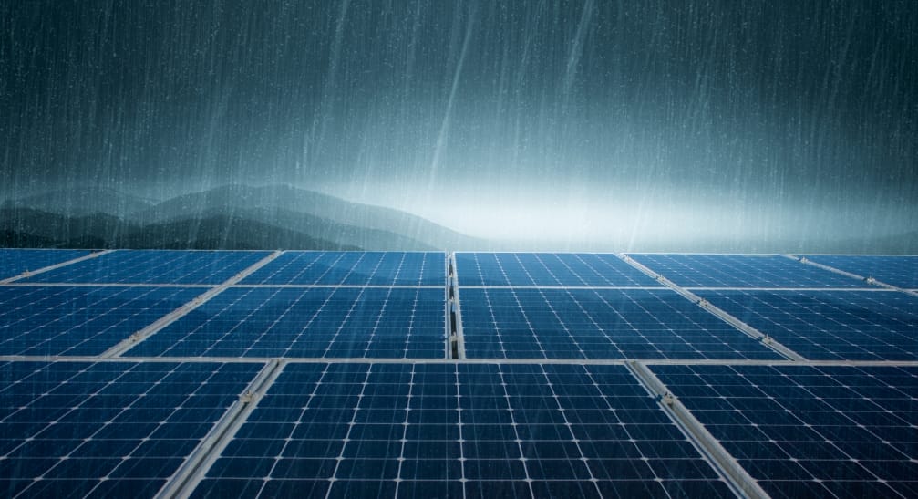Nước mưa có thể làm sạch các tấm pin năng lượng mặt trời?