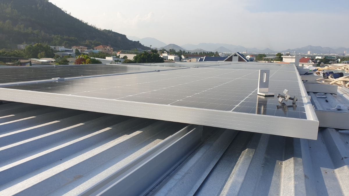 Giá điện năng lượng mặt trời hòa lưới 5kw phụ thuộc vào những yếu tố nào?