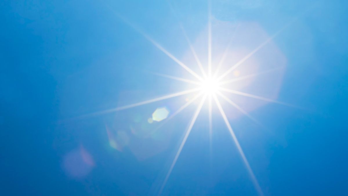 Tại sao cường độ bức xạ mặt trời thay đổi theo mùa