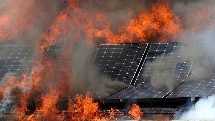Cách để giảm thiểu nguy cơ cháy nổ trong hệ thống pin điện mặt trời mái nhà