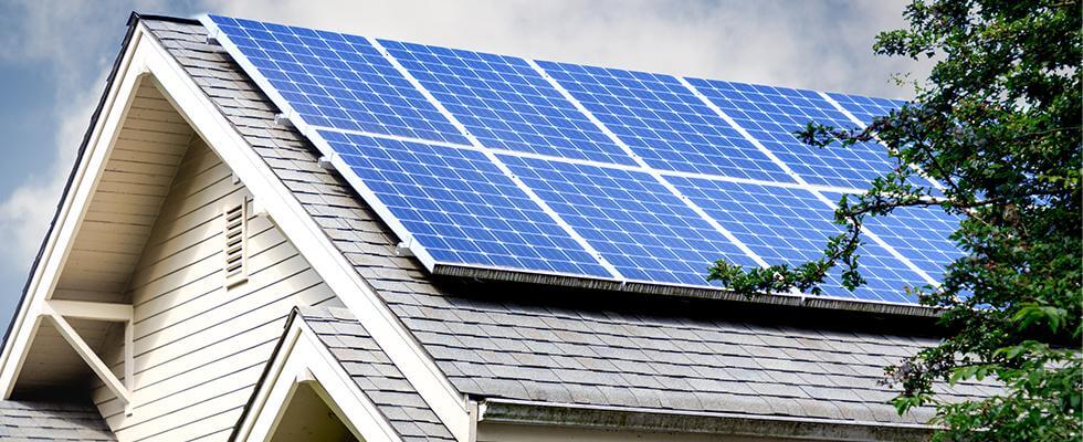 Chi phí điện mặt trời đã giảm bao nhiêu trong những năm gần đây?