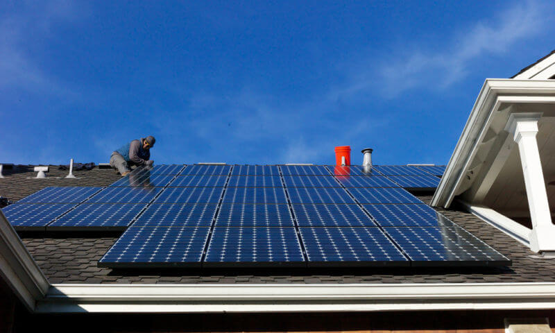 Có cần phải tắt lưới điện để bật năng lượng mặt trời không?