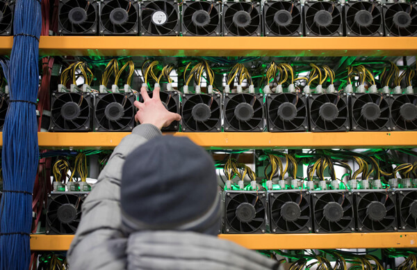Nên lắp đặt điện mặt trời cho máy đào Bitcoin ở đâu uy tín?