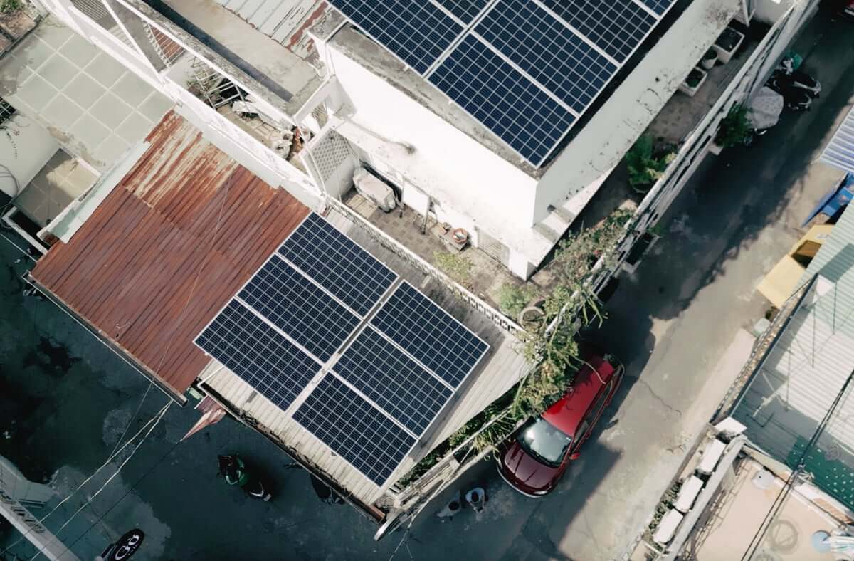 Quy trình lắp đặt hệ thống điện mặt trời trên sân thượng tòa nhà