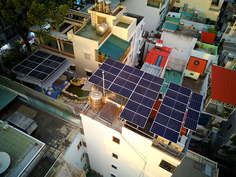 Ưu - nhược điểm của hệ thống điện mặt trời trên sân thượng tòa nhà