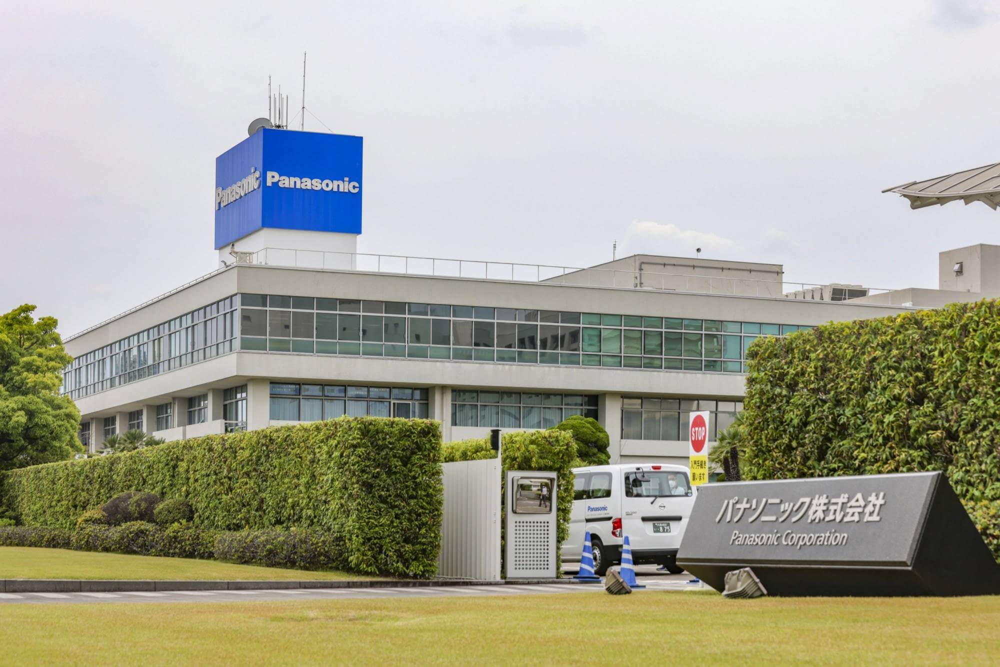 Tấm Pin Năng Lượng Mặt Trời Panasonic 620WP N-type Topcon 2 viet nam solar dien mat troi tam pin panasonic 620 1