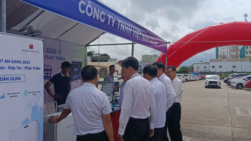 Việt Nam Solar Giới Thiệu Các Công Nghệ Điện Mặt Trời Tiên Tiến Tại TECHMART AN GIANG 2025 2 dienmattroi viet nam solar 2