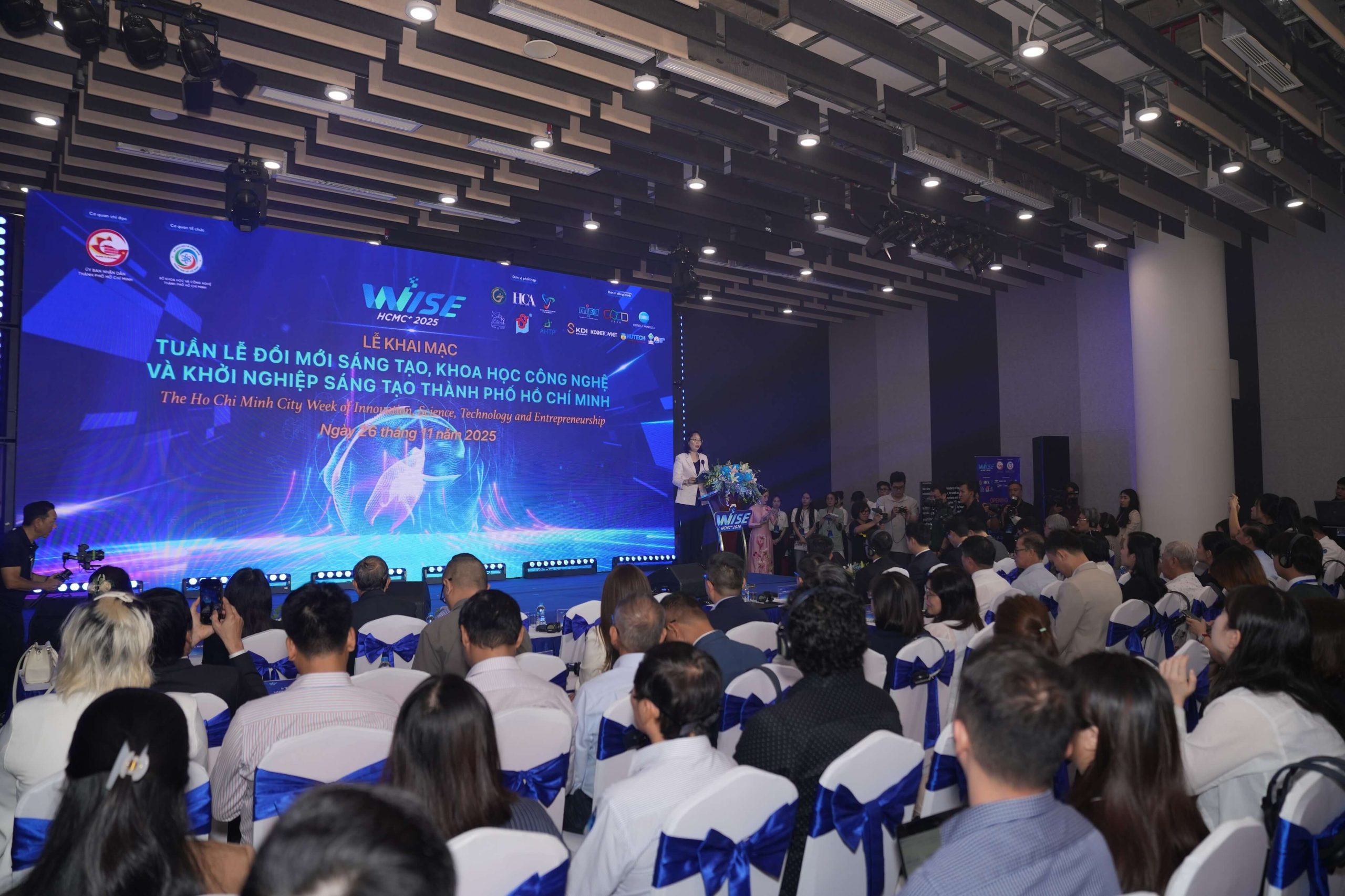 WISE HCMC+ 2025: Việt Nam Solar Trưng Bày Tấm Pin Panasonic & Huawei Fusion Solar 1 viet nam solar dien mat troi su kien wise hcmc 2025 panasonic huawei 10 scaled