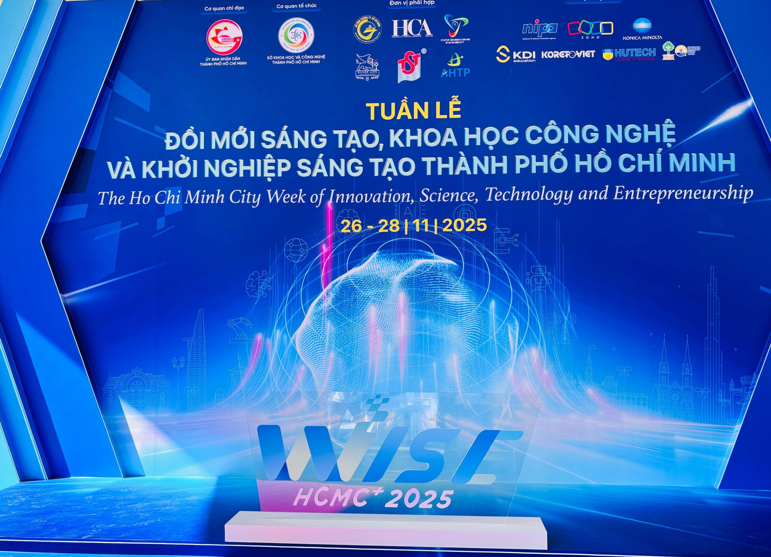 WISE HCMC+ 2025: Việt Nam Solar Trưng Bày Tấm Pin Panasonic & Huawei Fusion Solar 3 viet nam solar dien mat troi su kien wise hcmc 2025 panasonic huawei 9 scaled